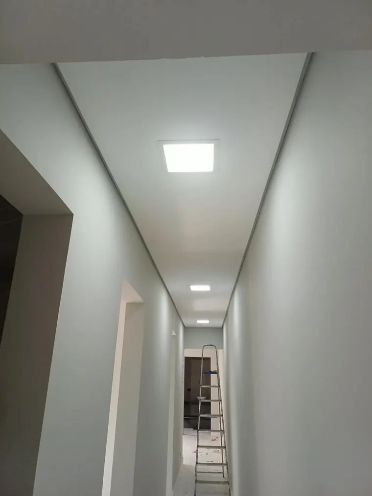Corredor com painéis de LED embutidos no forro.